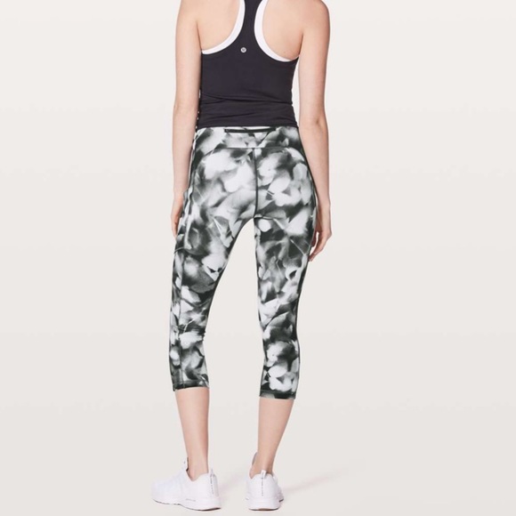LULULEMON speed up crop 21β - Picture 4 of 15